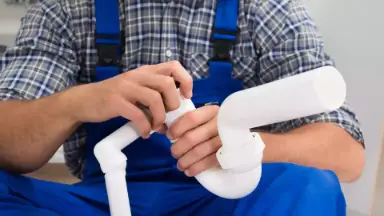 instalação hidráulica profissional com conexão rosqueada em tubulação de água fria ou quente